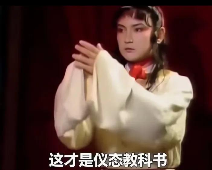 不是谁带上玉都能叫贾宝玉！听说李少红也对新红楼演员进行过地狱式培训，让演员们住