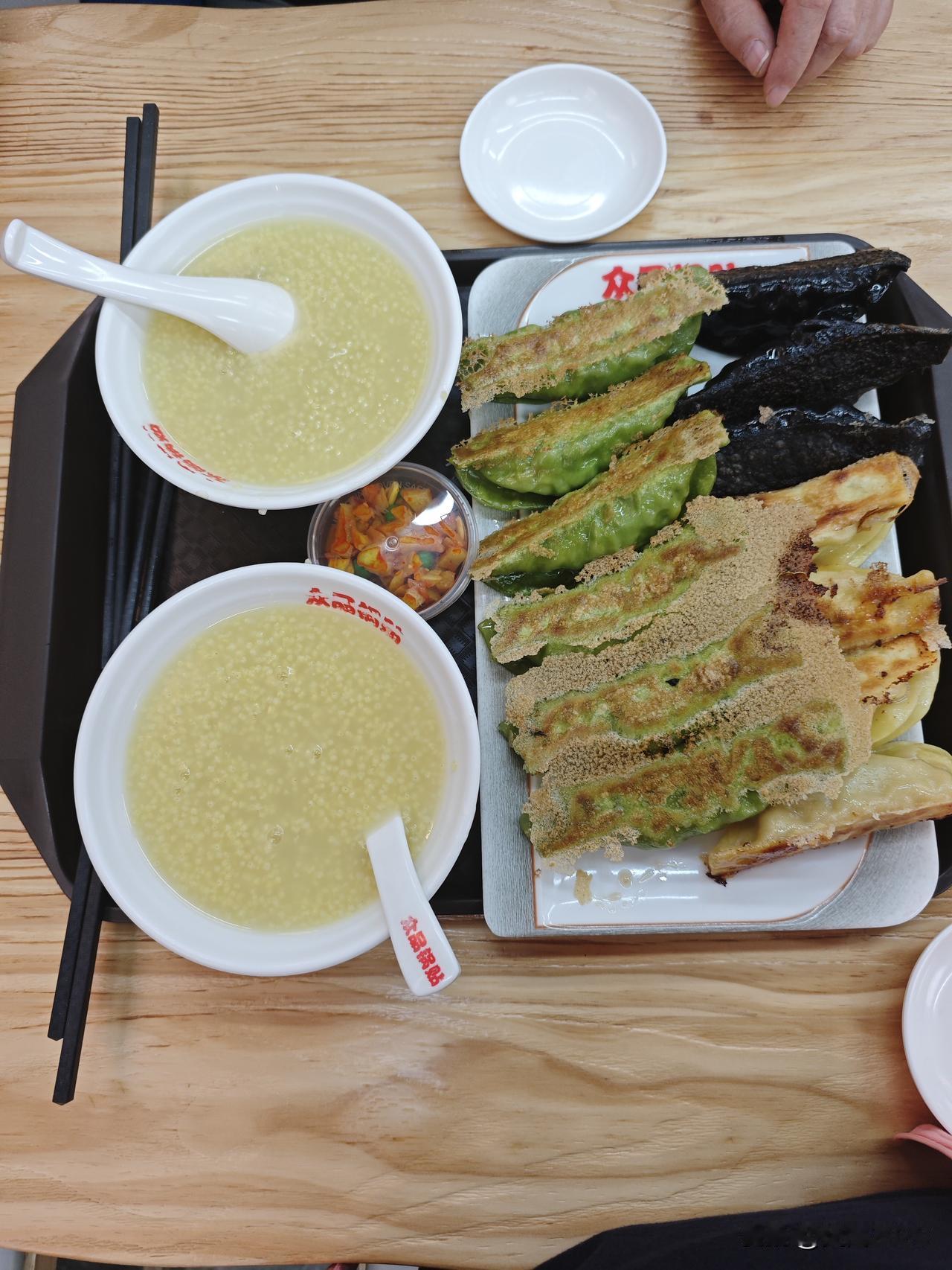 大崂路新开了一家锅贴店，头几天路过，那就看那人真多呀。屋里满满的，门口的小卡