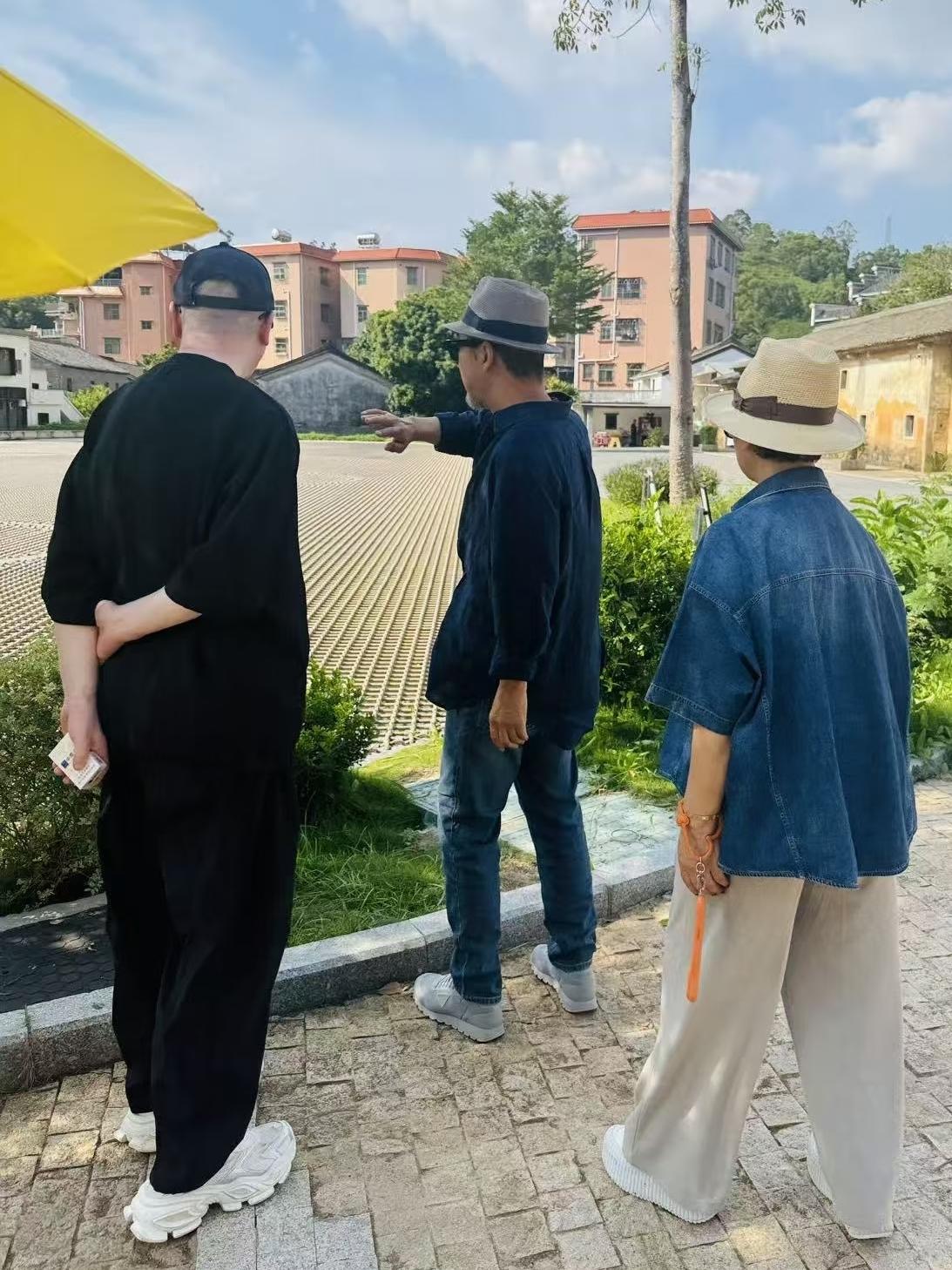 深圳坪山街头有人拍到张国立、冯小刚并肩走，旁边戴帽女士疑是邓婕，网传要去长守戏剧谷。讲真有点恍惚，两