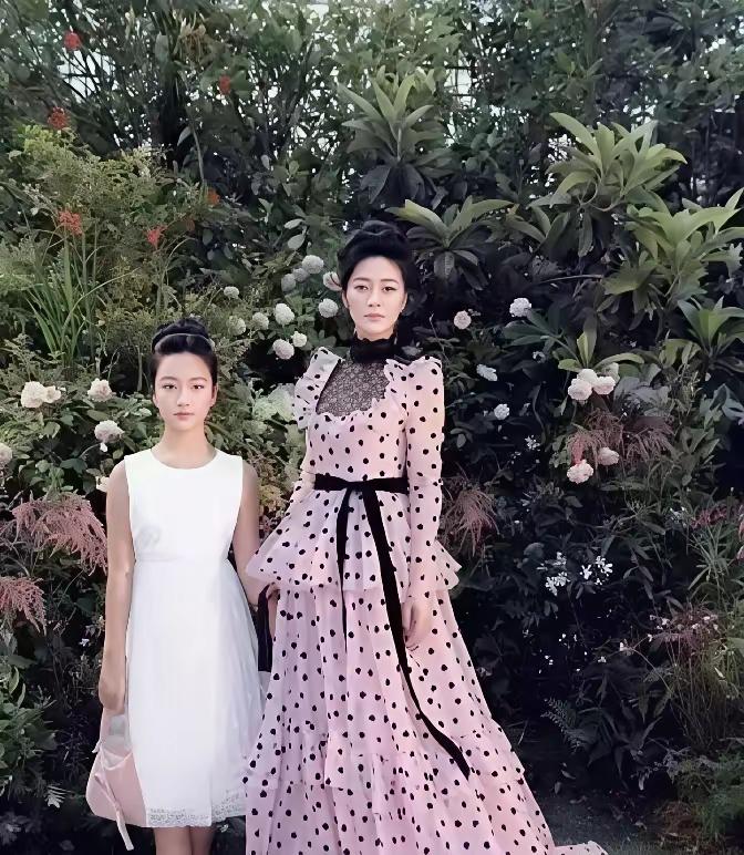 田海蓉和她女儿看身高像娘俩，看脸面像姐俩，女儿这面相成熟度也太高了吧！说25岁也