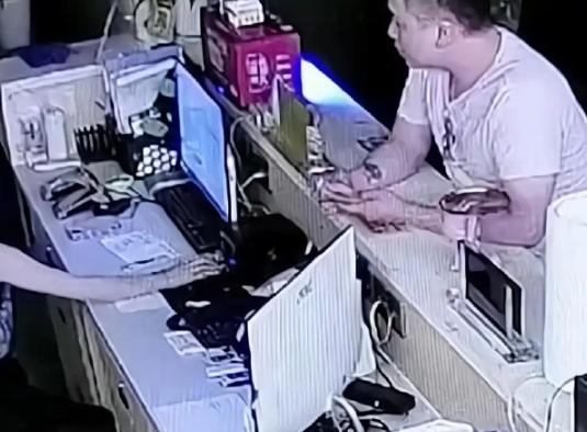 湖北，一个29岁的男子去足浴店消遣，花费300元在里面待了30分钟之后，因为过度