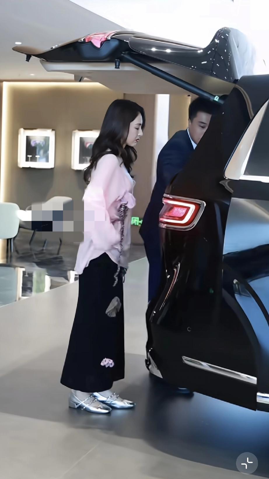 4月30日，董璇独自到北京4s店买新车，据说是智界v9，打扮得跟少女似的，当场下