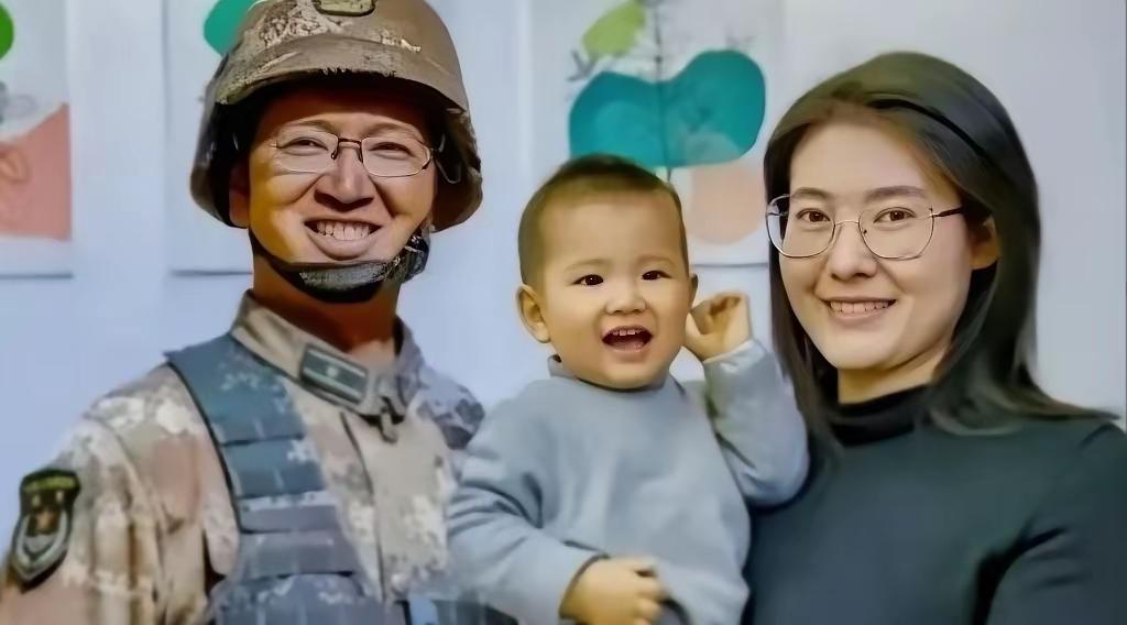 1943年，八路军战士李正年，八路军战士李正明奉命潜入日军据点传递情报，出发前抱