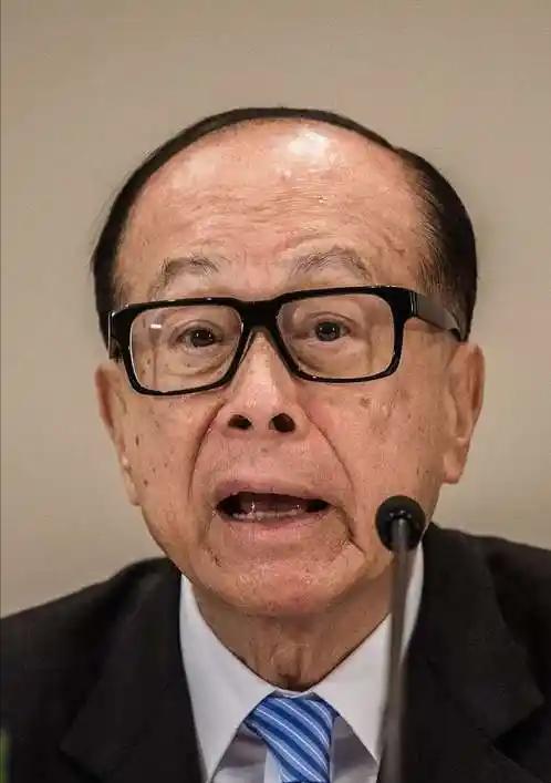 李嘉诚出售巴拿马港口事件持续引发关注。近期，贝莱德主动让步，表示愿意接纳中远集团