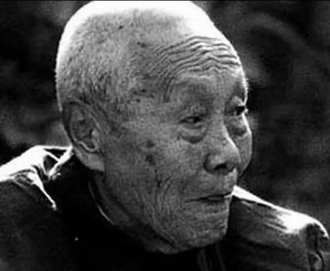 晚清时期，婉容把太监孙耀庭叫进闺房，命令他伺候自己冲澡。谁知，当她解开衣衫，孙耀