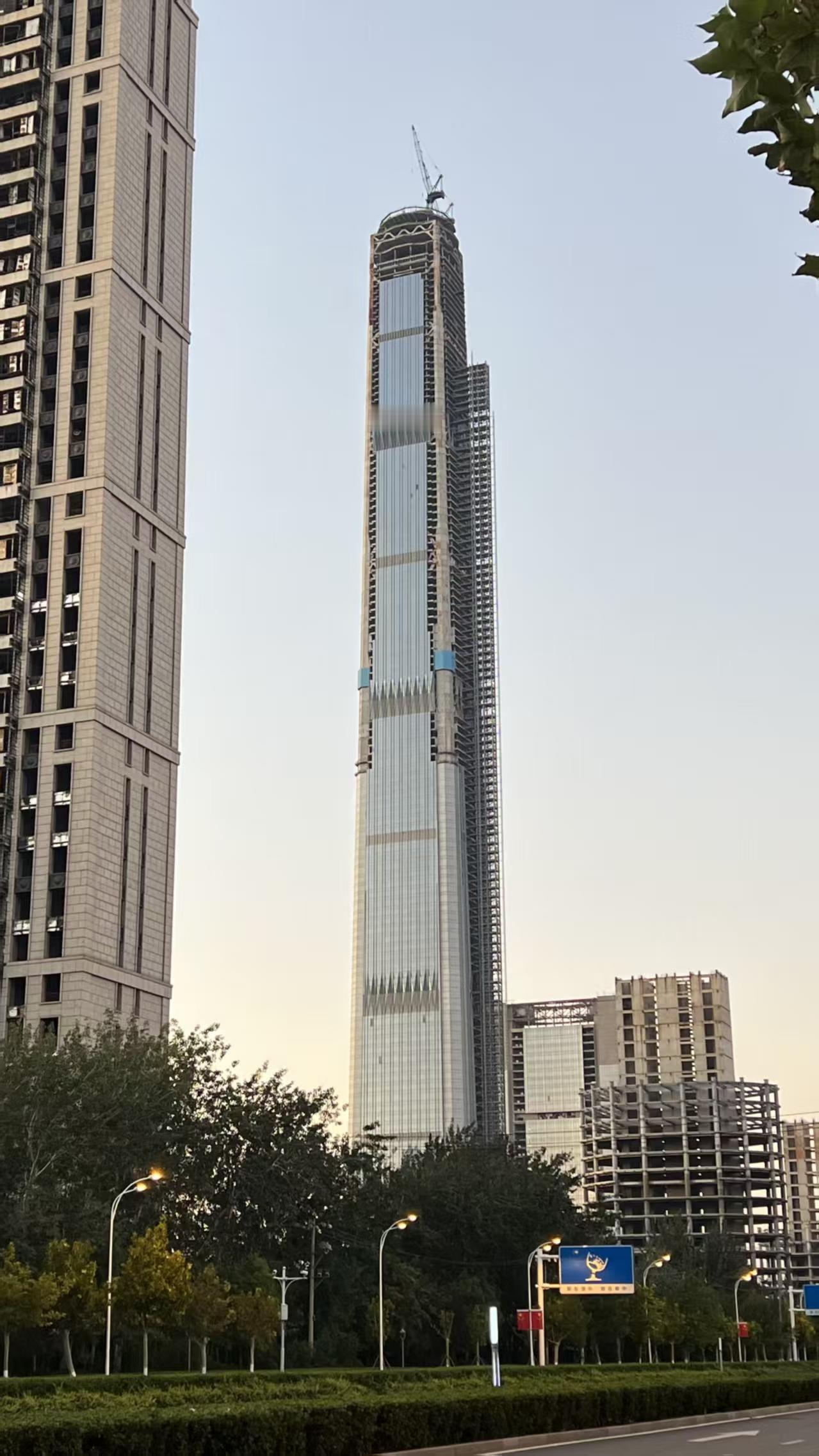 天津117大楼已经复工了，目前正在进行外墙施工。这座大楼于2008年启动建设，