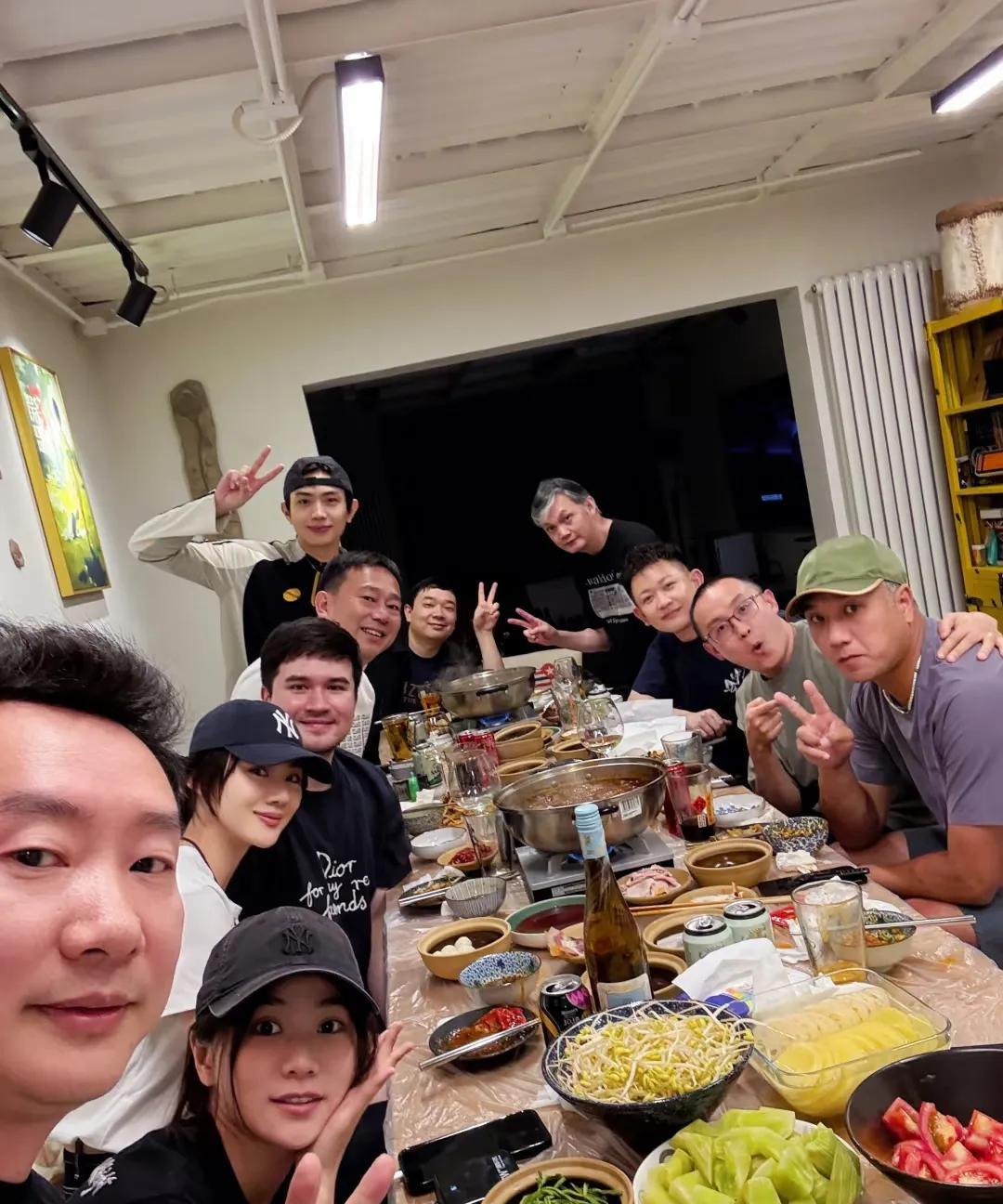 刷到藏海传剧组主创聚餐了，没看到我们恶童藏海大人，你们都不带他玩的啊！也不带野生