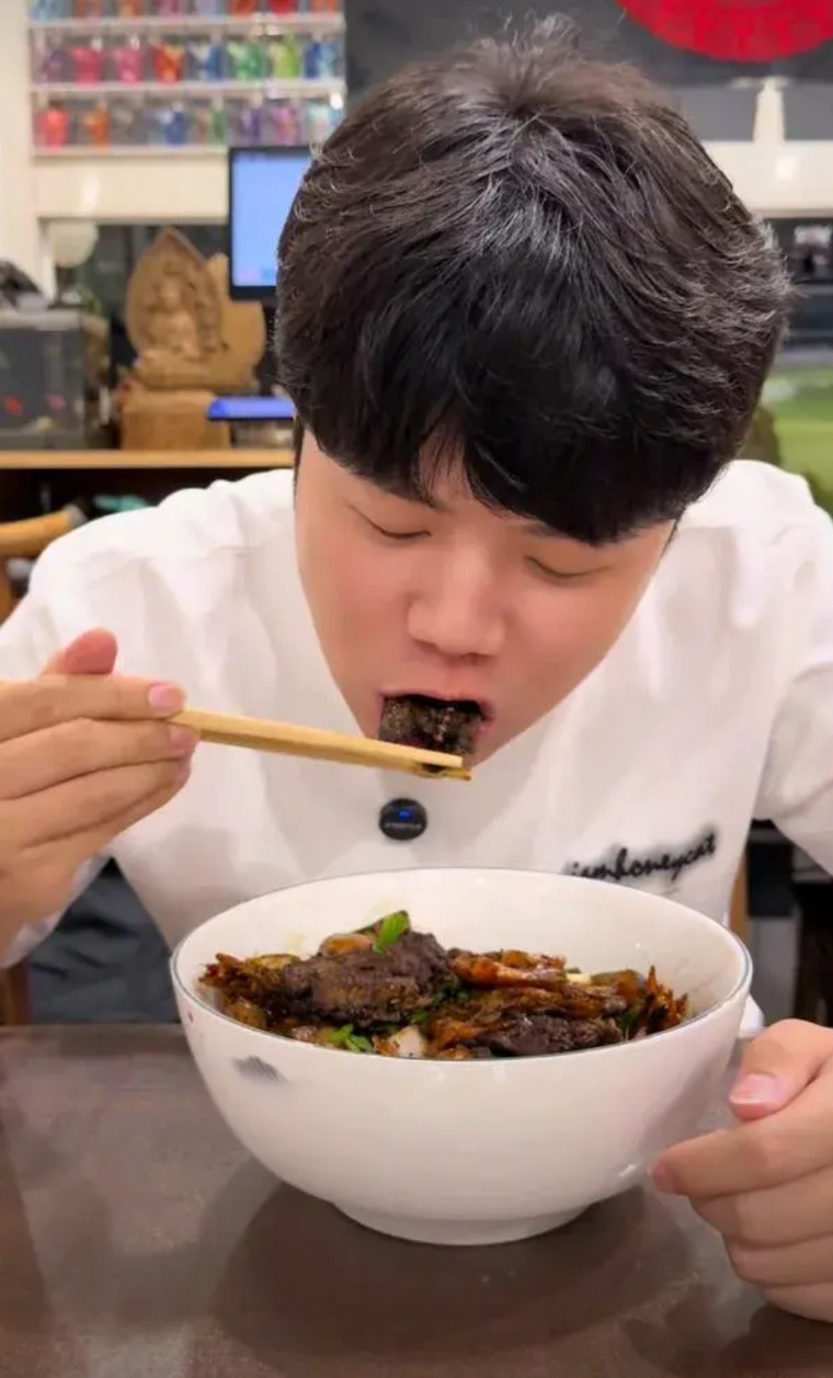 内幕大揭晓！杭州558元一碗面近日，美食博主“叶来香”（400万粉丝）试图用其