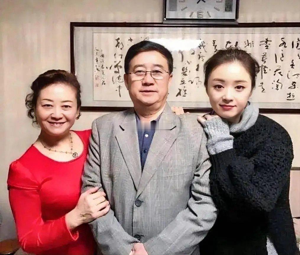 蒋欣一家颜值都高，爸爸打扮斯文很书卷气，妈妈也好看，她又专挑爸妈优点遗传！​​