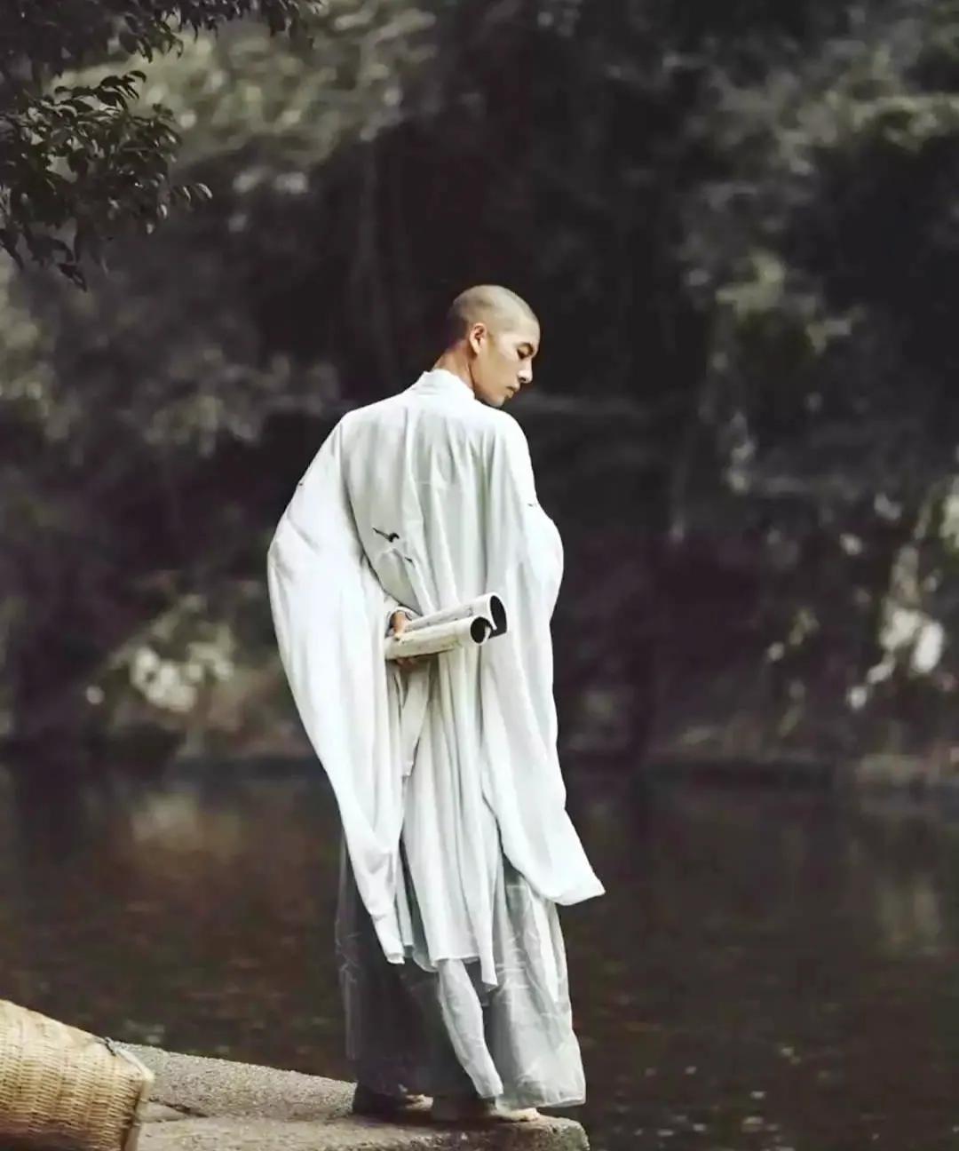 我信佛，但我很少去寺庙参拜，因为我理解的佛可能和你想的有所不同。对我而言，佛不在