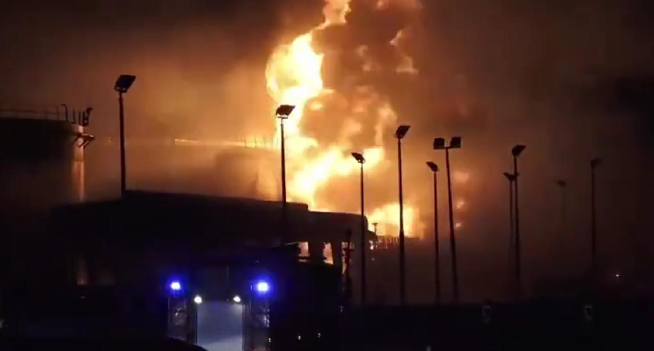 3月12日，中东局势骤然升级。伊朗不忍了，直接对美军老巢动手。巴林第五舰队基地火