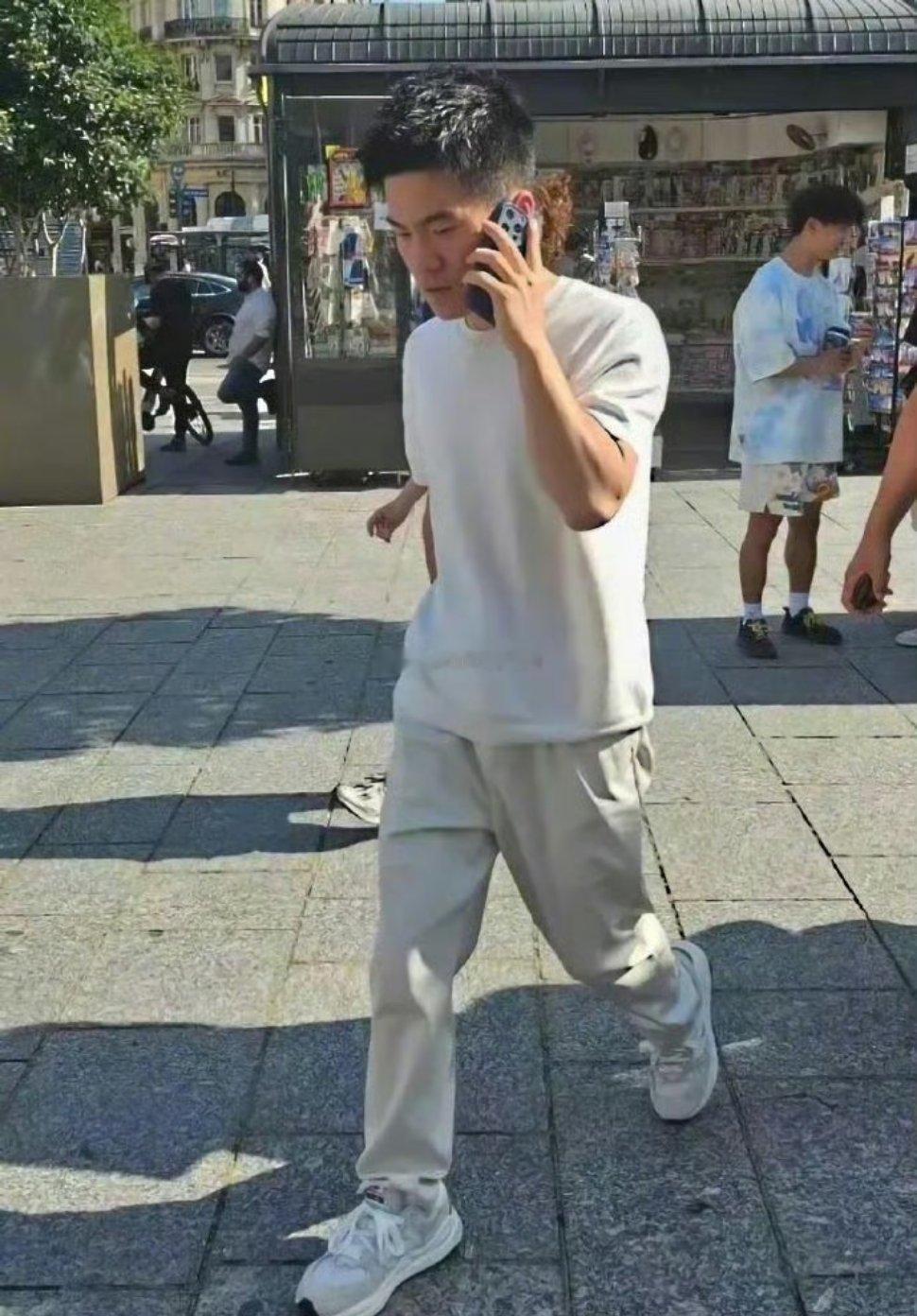 董宇辉在巴黎还是用苹果，不管把华为说的有多好，那只是带货。​​​