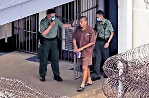 黎智英判了20年监禁，虽然不是终身，但以现在78岁高龄又身体不好的他来说，够他这