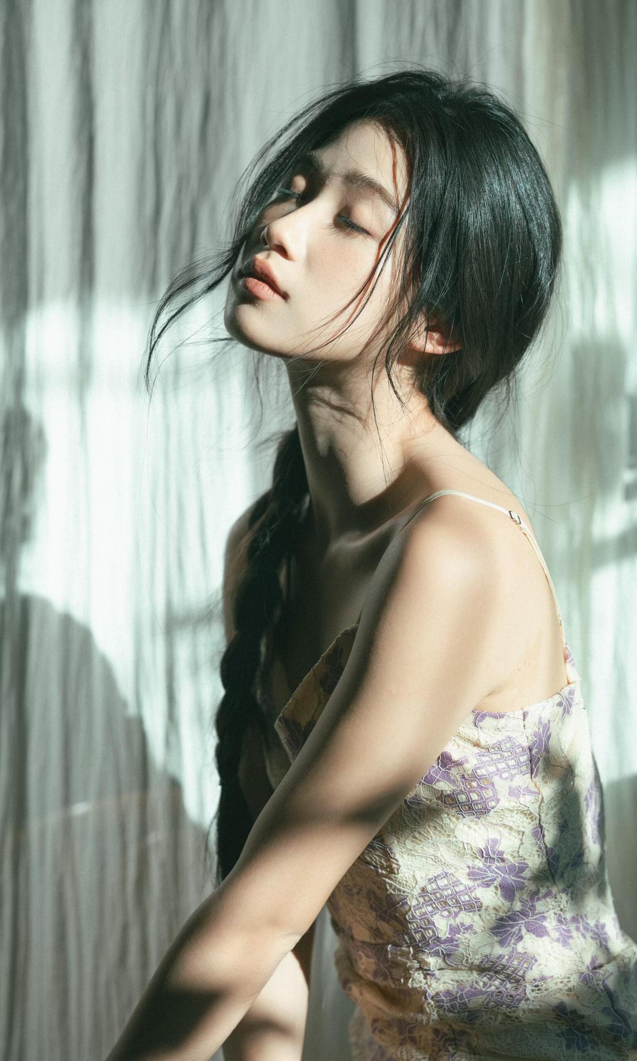 作品对“情绪感”把控的很精准，摄影师没有让少女做夸张的表情，而是用松弛的神态、自