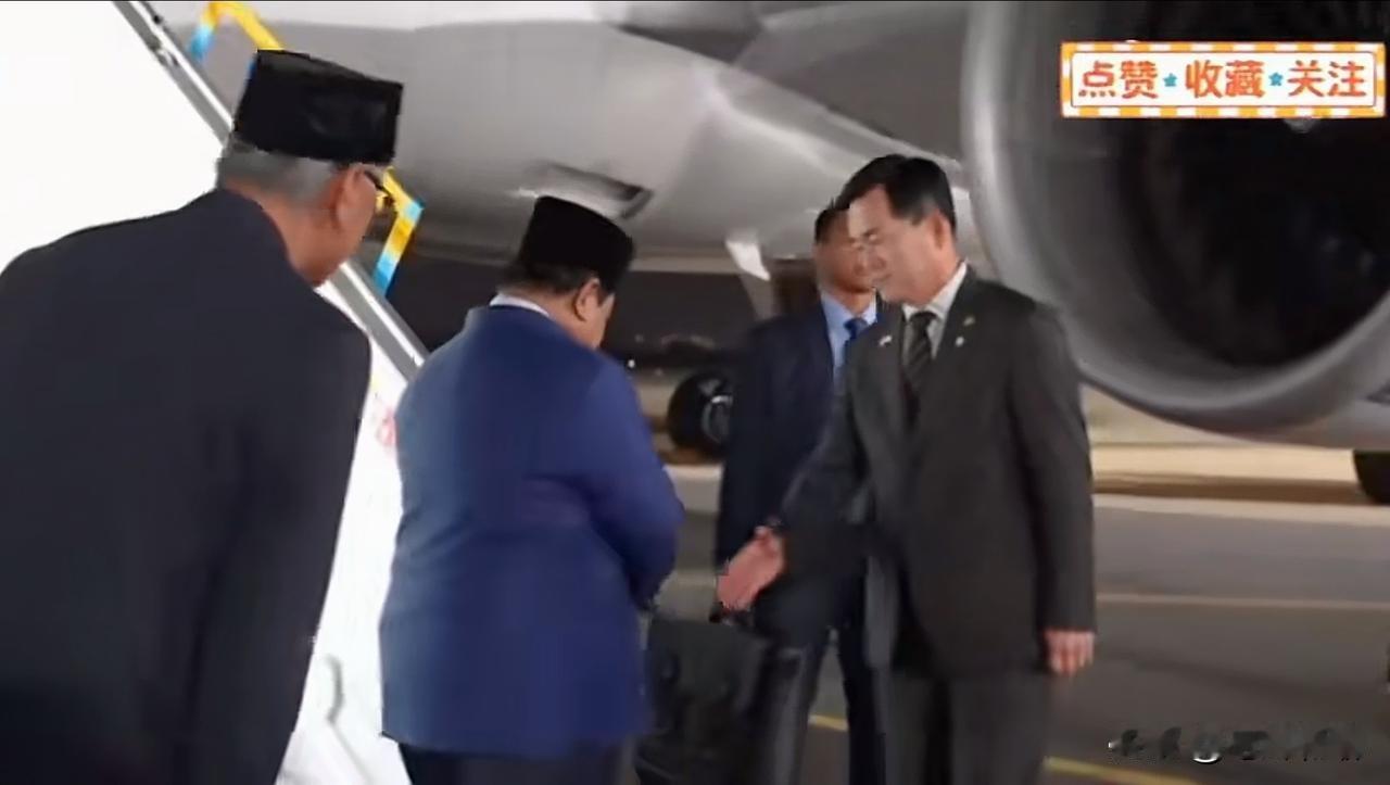 不知大家有没有注意到,在这两天韩国召开的APEC峰会上,印度尼西亚代表都带着一个