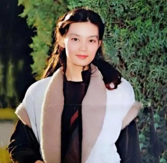 潘虹和王菲属同种性格人，气质太像。影界和歌界的魅力一姐。两人都生就一双美丽会说话
