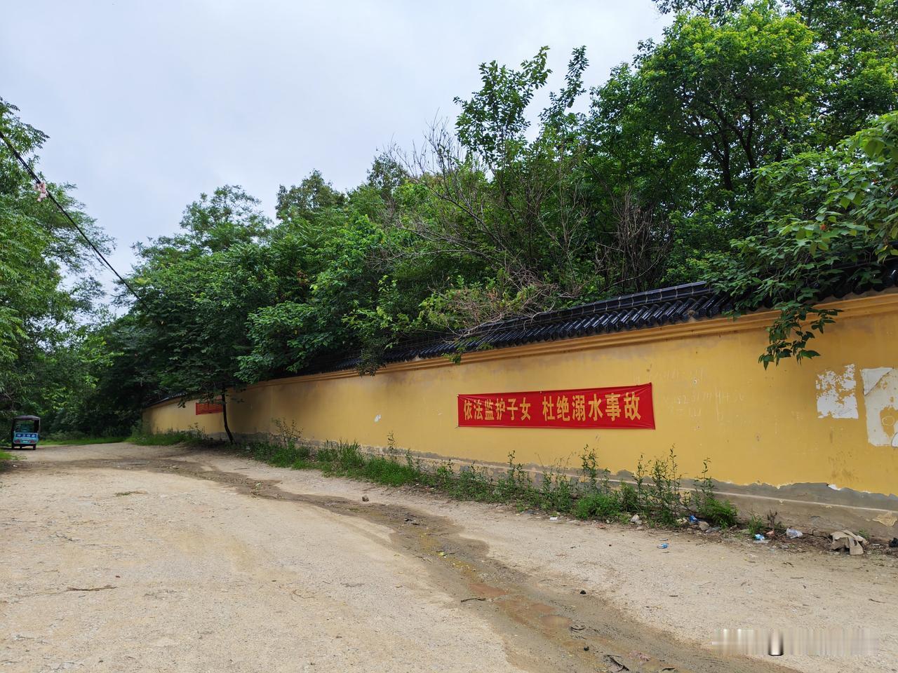 锥子山栖岩寺山脚下的石湖暑期封闭。根据大门口张贴的锥子山管理办公室的通知，7、8