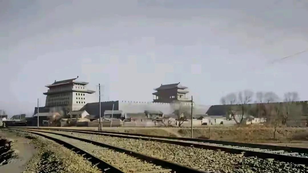 当年北京的古城墙本可以有选择的保留，但是出于对新时代的向往和对旧时代的痛恨，所以