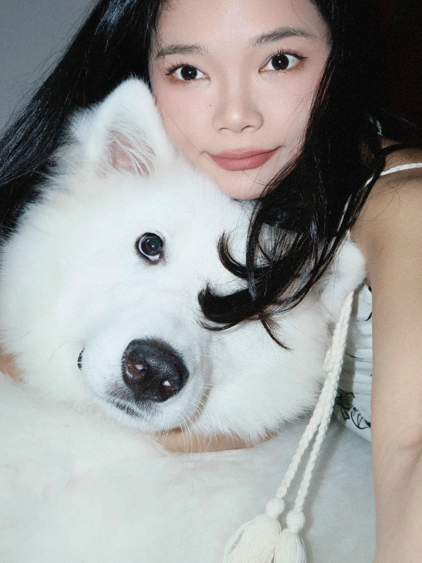 不大聪明的样子。