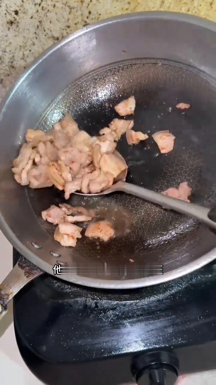 这就是月入7000左右的老公，他在家的待遇是这样的。这就是我的老公，每月收入7