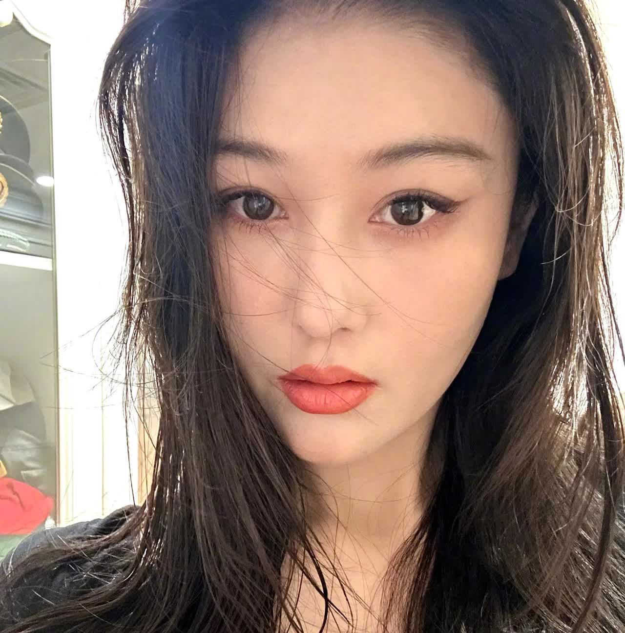 张馨予晒与妈妈聊天记录，回应扁头热搜，自曝自己照片里的圆头是垫的，张馨予也太实诚