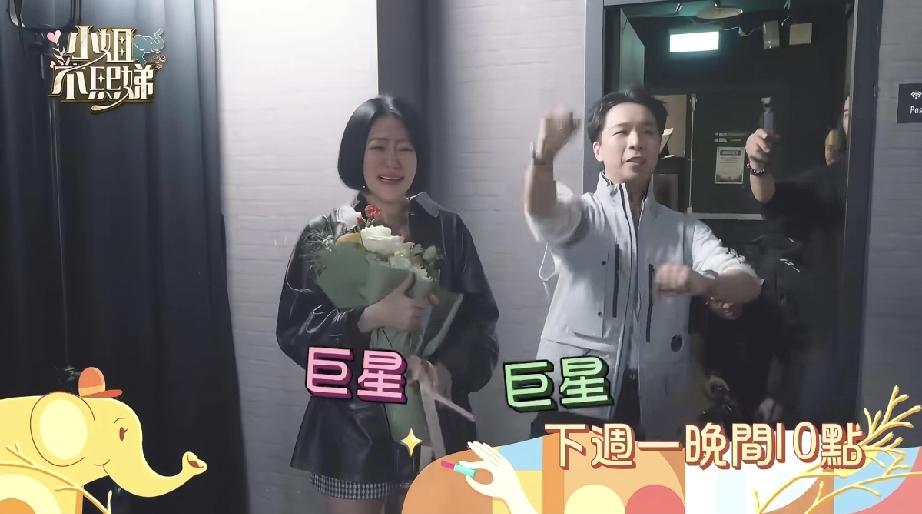 小S回归工作录节目，竟然哭成这样！近日，小S录新节目花絮曝光，当她推开门的一