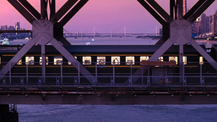 武汉又整出新玩法！坐2元的绿皮火车过长江大桥看风景！黄鹤楼、晴川阁尽收眼底！