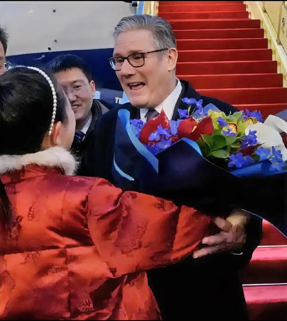 刚刚到中国，英国首相就迫不及待发文！斯塔默1月28日发文说：“已抵达中国——我