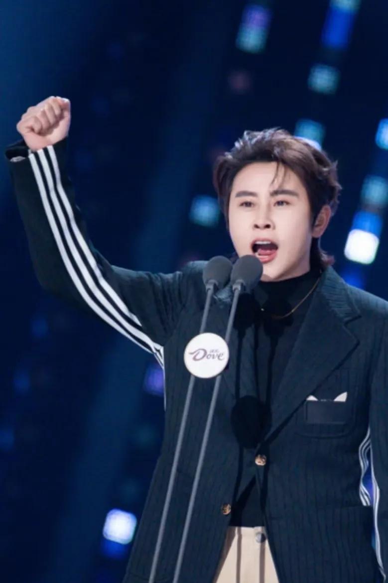 好奇查了一下王濛退役这些年都在忙些什么，不查不知道，王濛退役之后，什么都干得像模