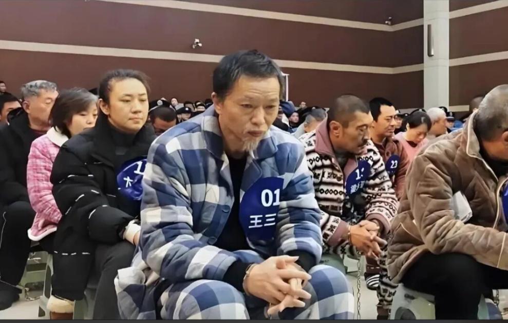 2006年8月的一个夜晚，开封市顺河区64岁的退休老人唐国章刚走到自家门口，两名