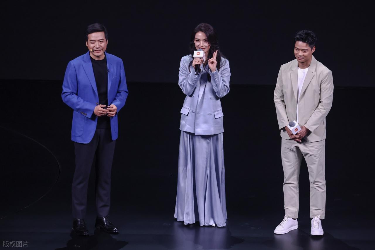 最近舒淇和雷军在北京出席活动，两位搭配的都很正式，不过都选了品质感很好的衣服，看