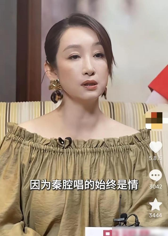 张嘉益组局请吃饭，包厢里坐了一圈人。说真的这事儿搁演艺圈太有代表性了，现在好