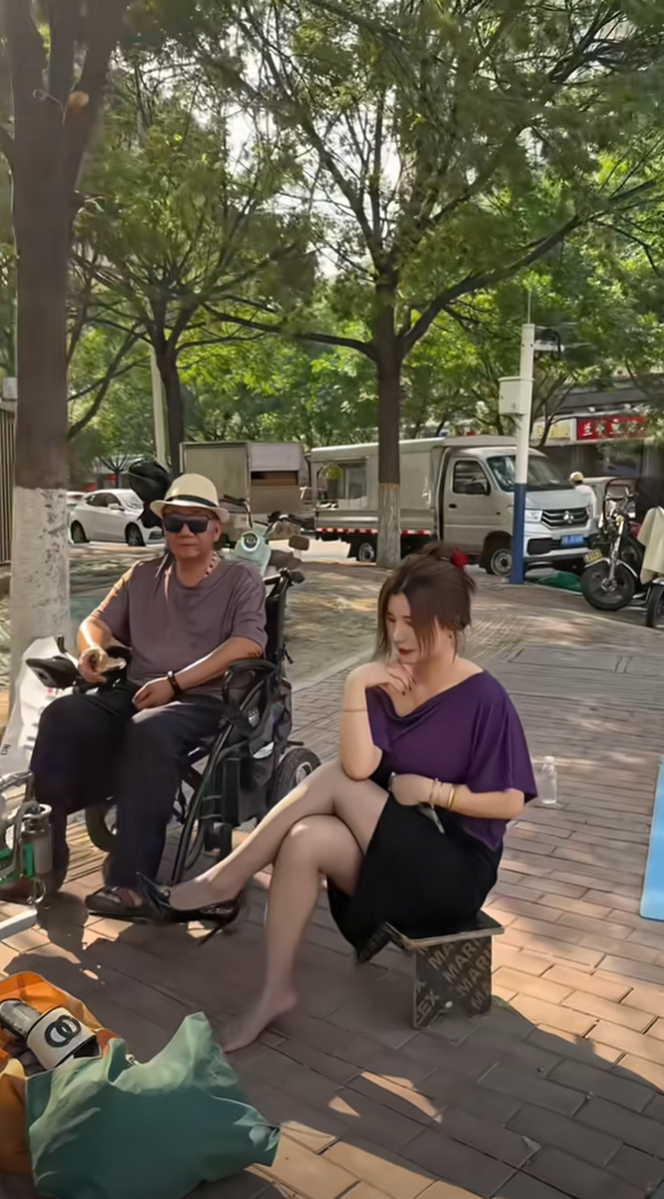 大爷：坏了让她知道养老卡金额了