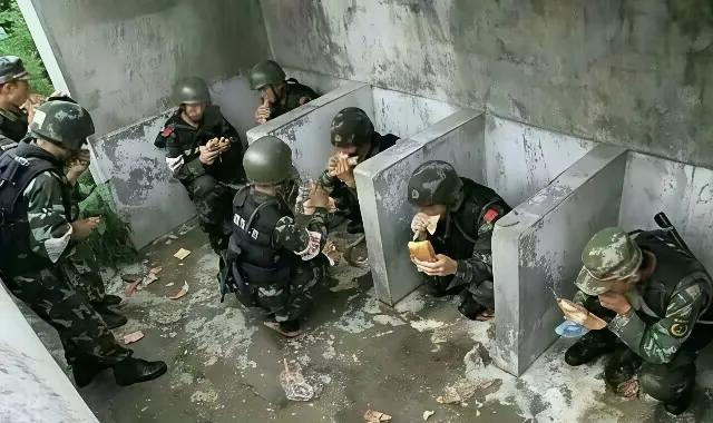 来个猛照！看懂了吧，这叫突破自我极限。不这样训练，根本不算特种部队。其实这种训练