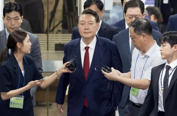 尹锡悦今天咋进法院身体行不行尹锡悦这老哥们儿，昨天还病
