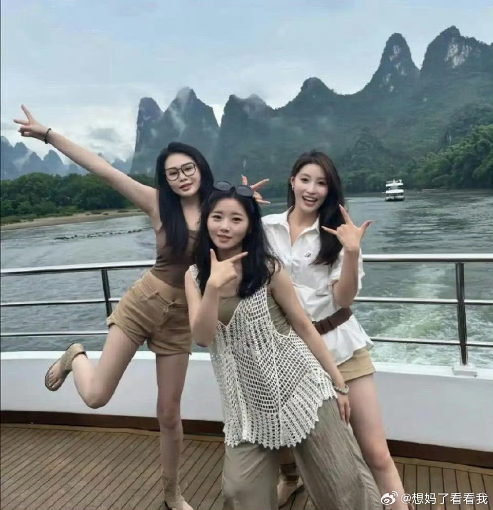 三名美人并排站着，你最偏爱哪一个​​​​