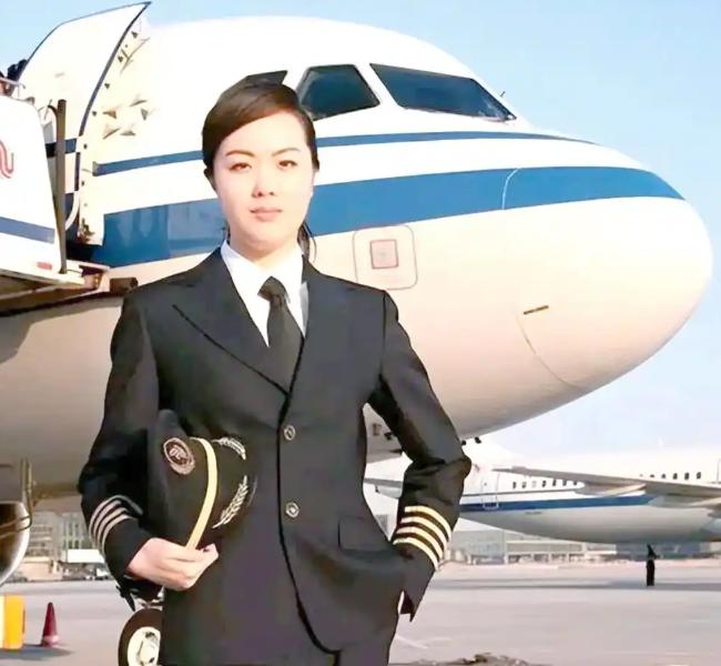 2009年，中国一架国际航班降落在曼谷机场，女机长打开舱门，忽然听到几声“滴答”
