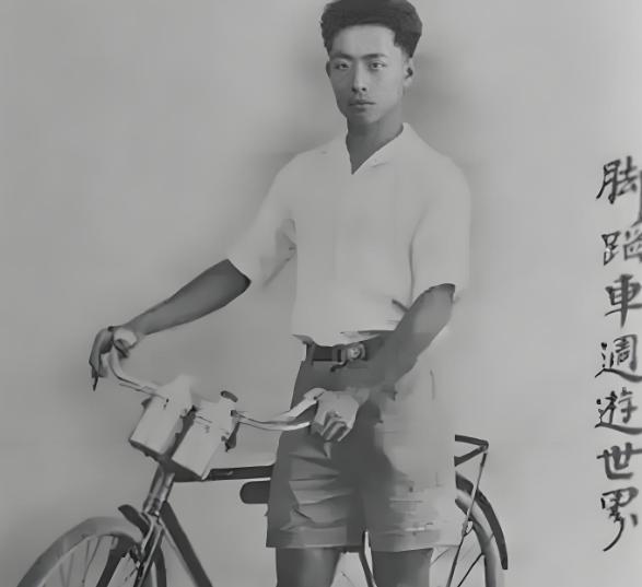 1933年，希特勒会见骑自行车环游世界的中国青年潘德明。看完他的册子后，希特勒沉