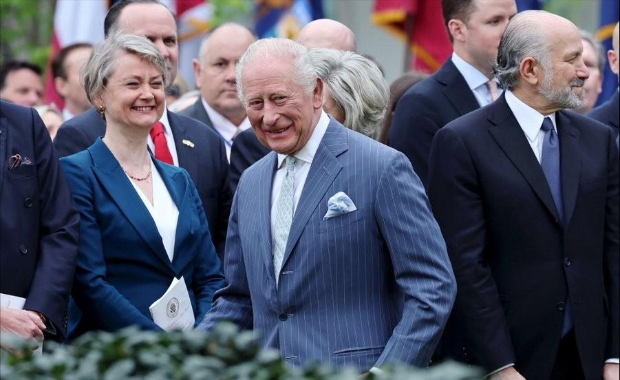 英国睡不着了。当地时间7月12日，中国驻英国大使馆公开批评英国，认为英国没有资格