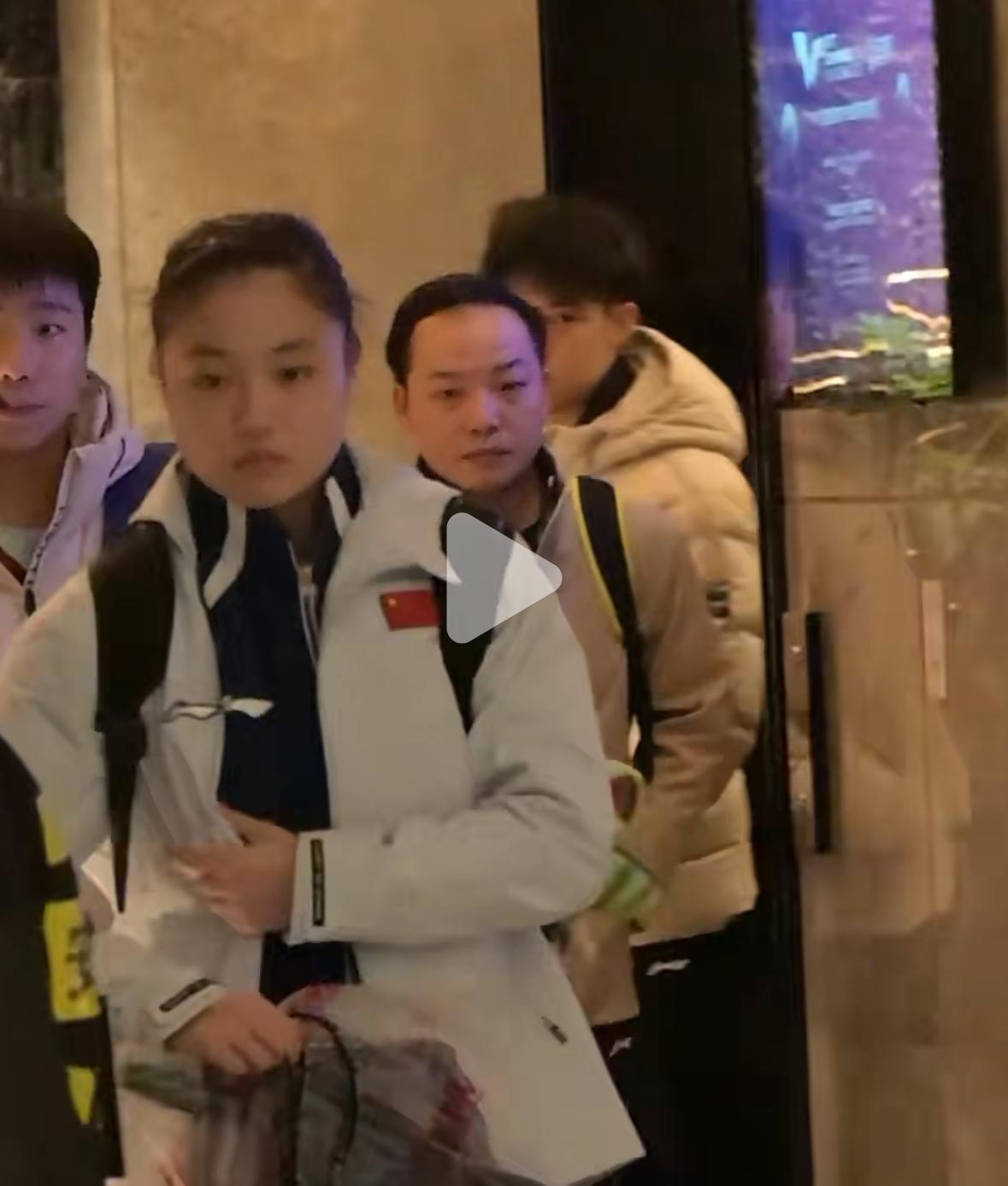 国乒重庆冠军赛第一次上训啦——梁靖崑开年首次亮相训练馆精神抖擞！3月7日，国乒