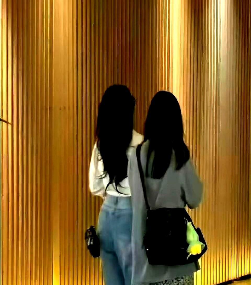 刘亦菲那条裤子，卖爆了，也退疯了。商家偷偷缩了2厘米，说这是“明星同款”。穿