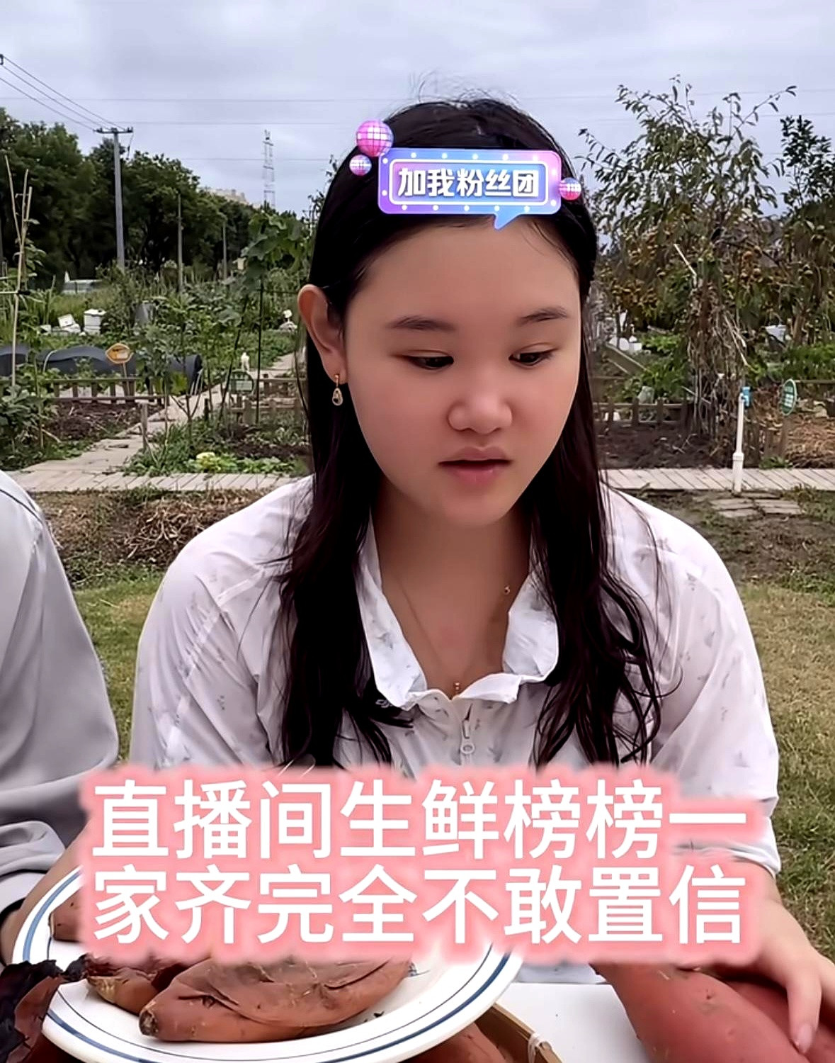 奥运冠军张家齐刚搞直播那会儿，网上全是骂声，嘲讽她堂堂冠军也下场捞钱，结果一档《我家那闺女》播完，直