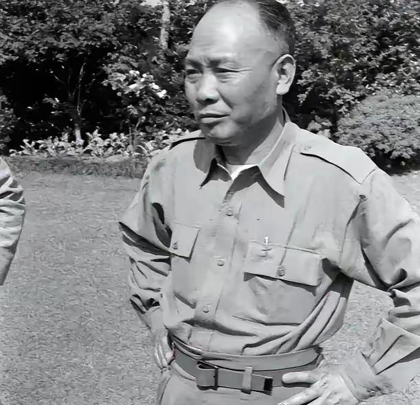 1949年5月，上海月浦战场战况异常惨烈。国民党军长刘玉章依托坚固工事顽强固守，