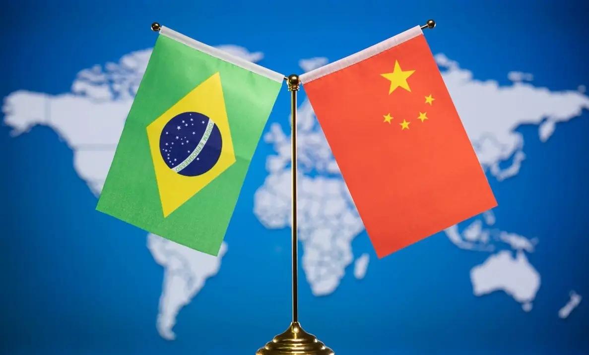 中国与巴西谈妥了！ 1月23日，中方与巴西总统卢拉通电话，强调中国愿始终做拉