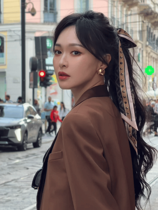 唐嫣就这么美美出现了 米兰街头的时尚感直接溢出屏幕！一身美拉德休闲西装套装利落又