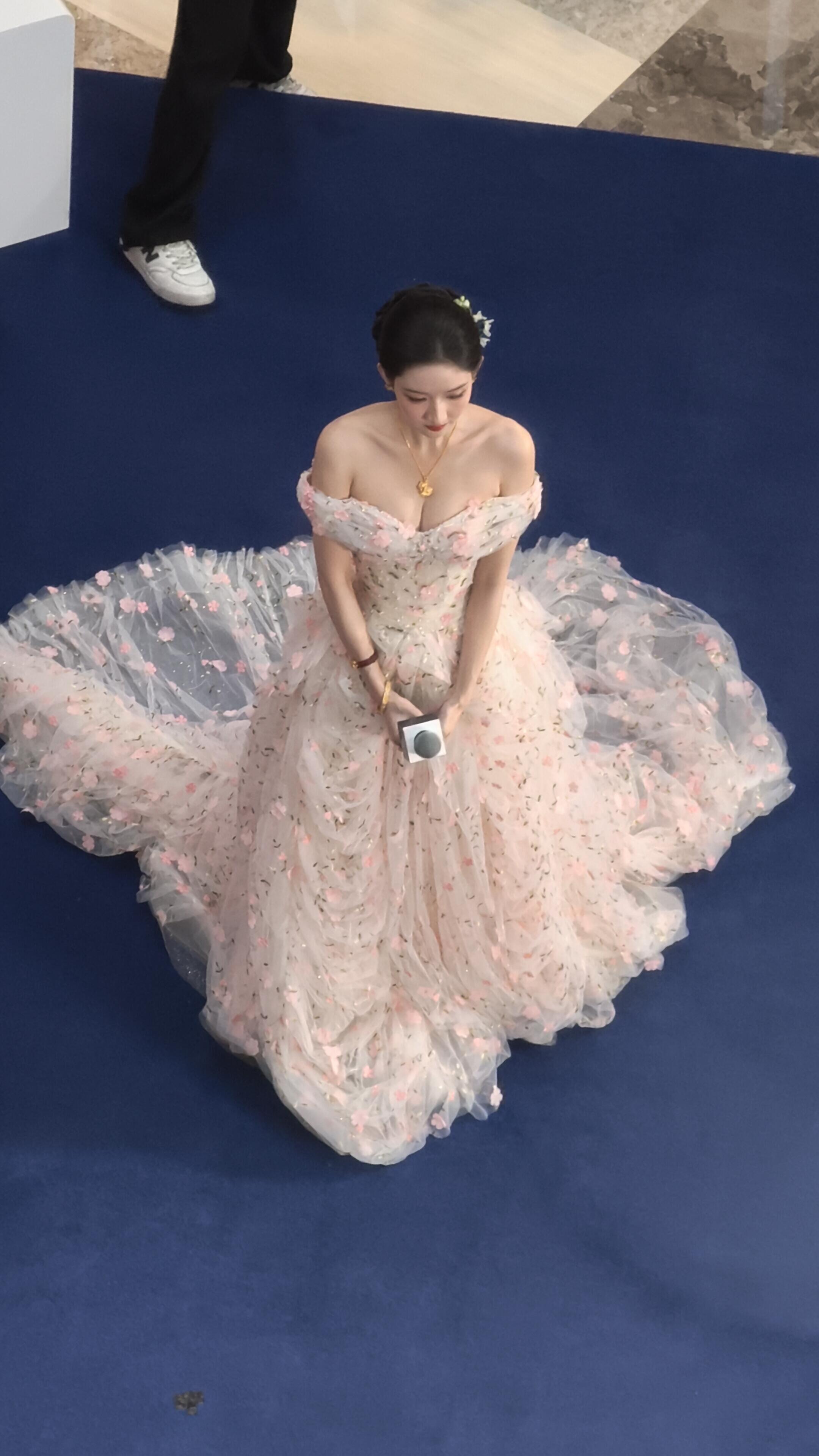 在刷王玉雯生图突然觉得美人在骨不在皮那句话说的也不对。。。。