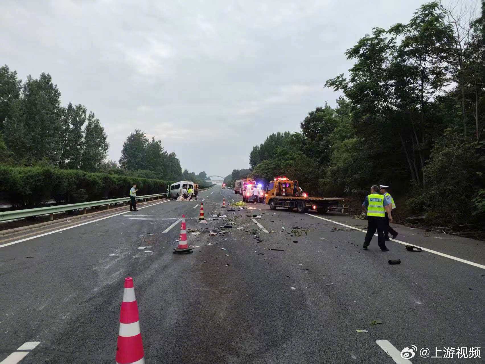 #客车追尾半挂车司机死亡车主被控制#【载16人黑车高速公路追尾半挂车致13死，河
