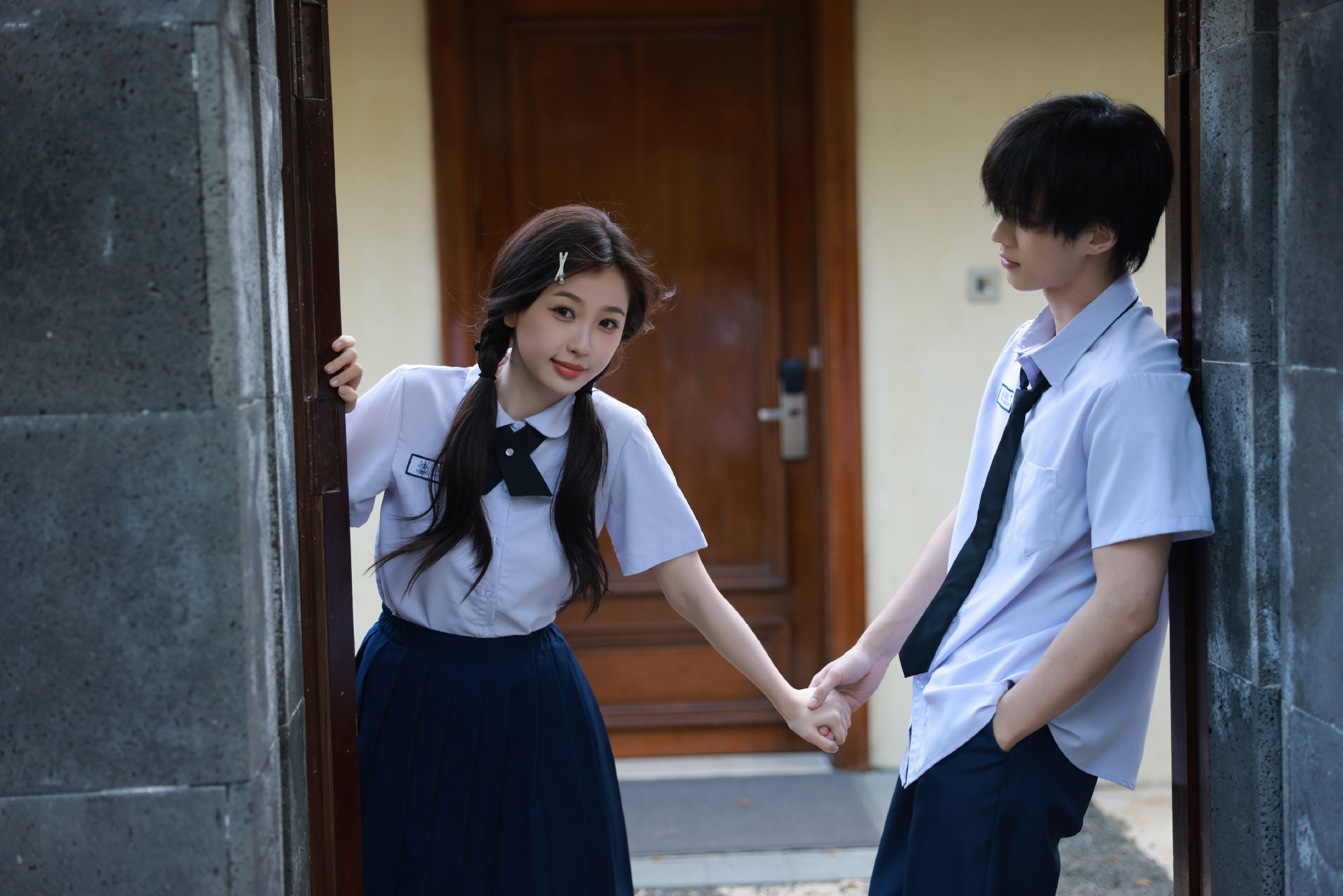 虞书欣何与给所有情侣合照打个样“朝朝暮暮永不分离”