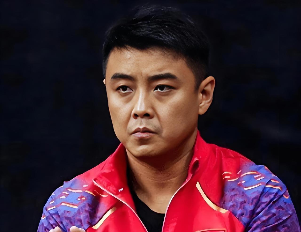 2015年，世界冠军王皓的妻子，在跳舞时，衣着“清凉”，还和男伴贴脸相吻，看到这