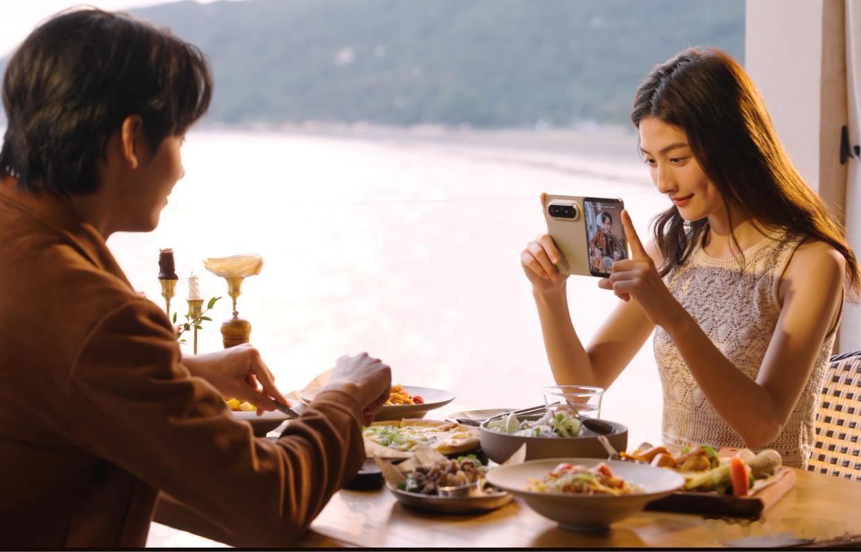 领导用的荣耀折叠屏V5，下午看见我买了一台华为PuraXMax,晚上立马就给